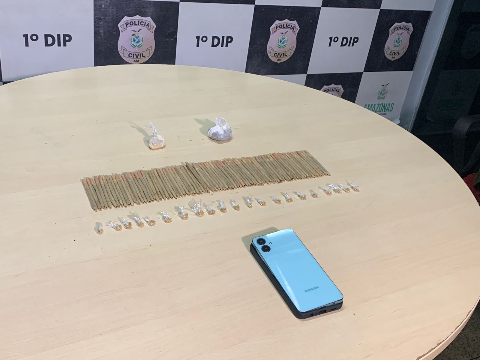 Dois homens presos pela polícia na Rodoviária de Manaus com carrinhos de picolé usados para esconder entorpecentes.