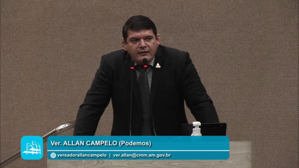 Vereador Allan Campelo discursa na tribuna da Câmara Municipal de Manaus criticando o deputado Amom Mandel