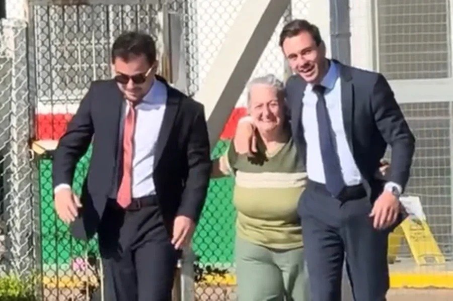 Maria de Fátima Mendonça Jacinto, conhecida como Fátima de Tubarão, deixando a penitenciária para cumprir regime domiciliar.