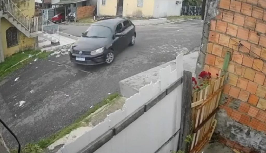 Momento do atropelamento de um cachorro por um carro no bairro Tancredo Neves em Manaus