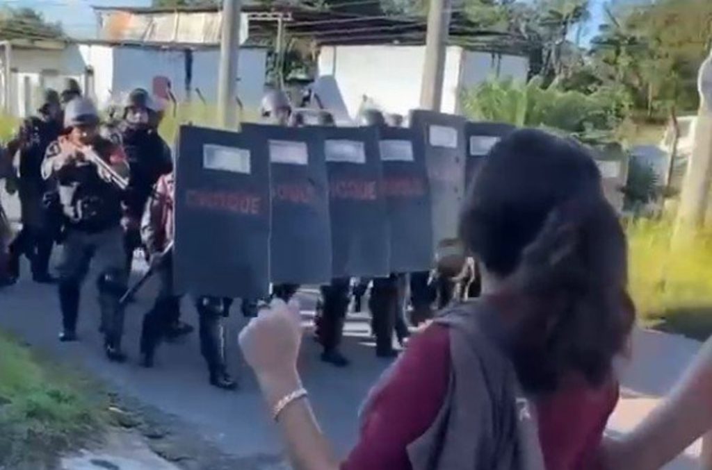 confronto entre policiais e ocupantes durante reintegração de posse no tarumã-açu