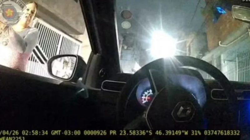 Momento de abordagem policial que resultou em disparo contra mulher na zona leste de São Paulo