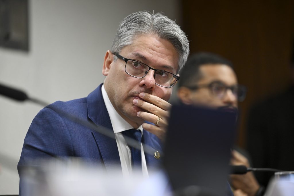 Senador Alessandro Vieira em pronunciamento sobre pressão política e bastidores de Brasília