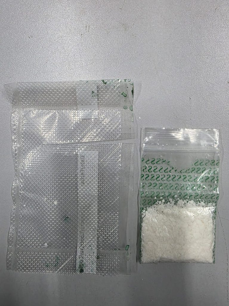 Agentes da Polícia Civil do Amazonas apreendem drogas e equipamentos em laboratório clandestino no bairro Vieiralves em Manaus.