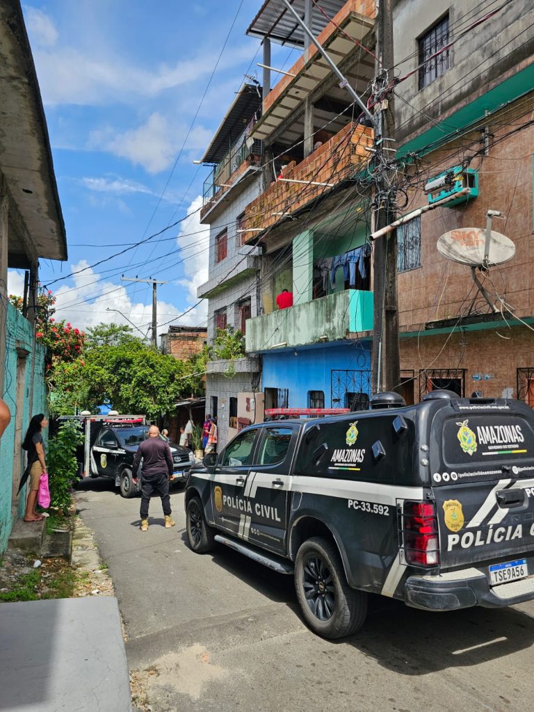 Pedreiro morre eletrocutado após encostar ferramenta em fiação de alta tensão no bairro Betânia em Manaus.