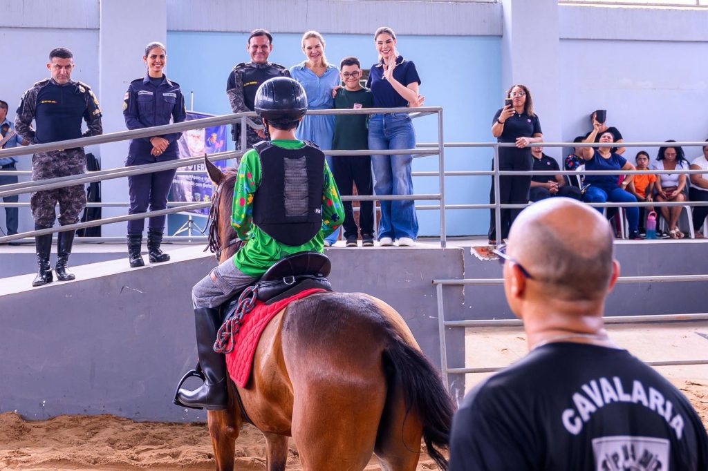 foto de ação social de equoterapia para mães de crianças com autismo