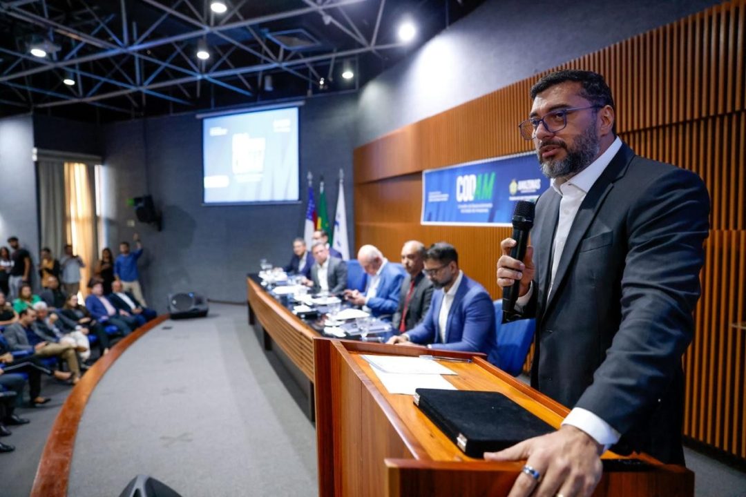 Governador Wilson Lima assina o Plano Estadual de Bioeconomia durante reunião do Codam no Amazonas.