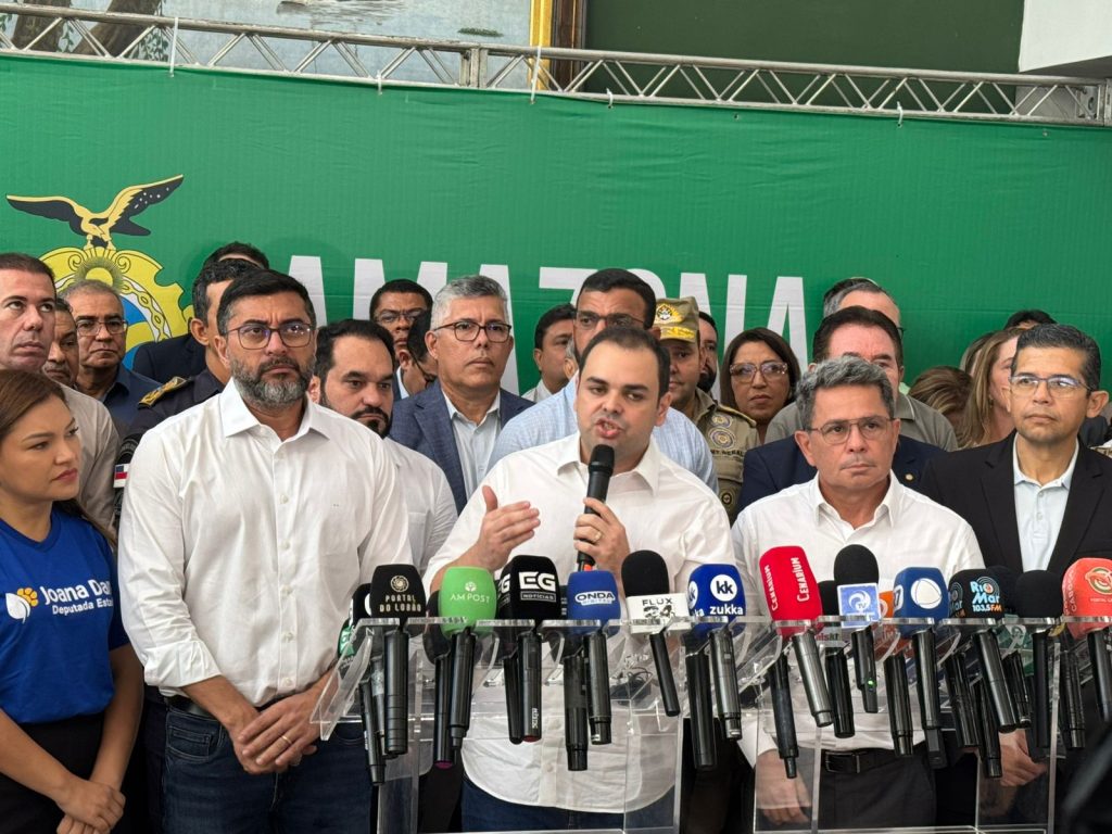 Governador interino Roberto Cidade durante coletiva de imprensa na sede do governo do Amazonas.
