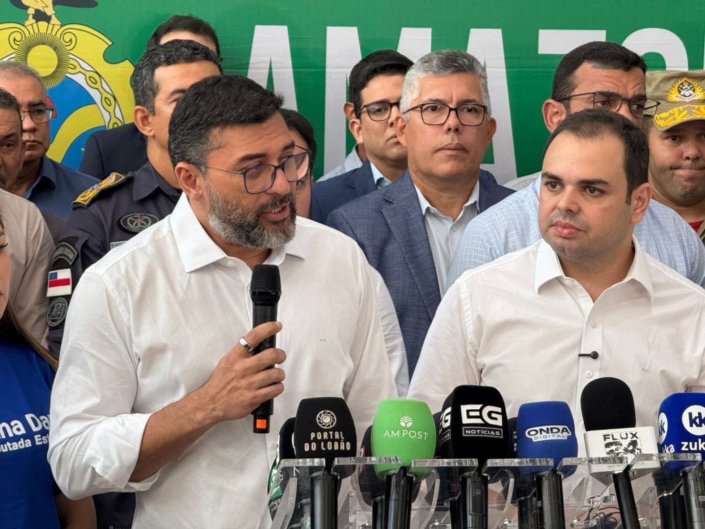 Wilson Lima em discurso de despedida do cargo de governador na sede do Governo do Amazonas cercado por jornalistas.
