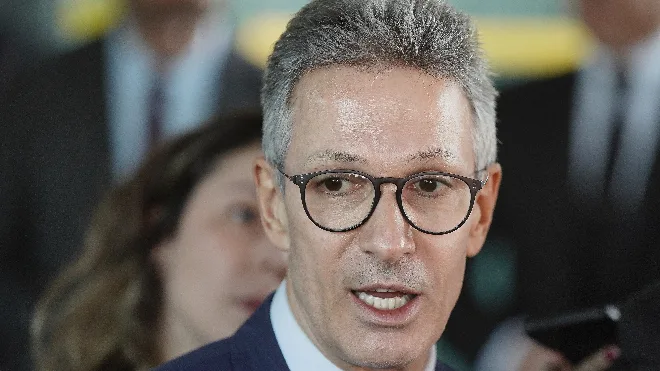 O ex-governador de Minas Gerais Romeu Zema gesticula durante uma entrevista em que critica ministros do Supremo Tribunal Federal.