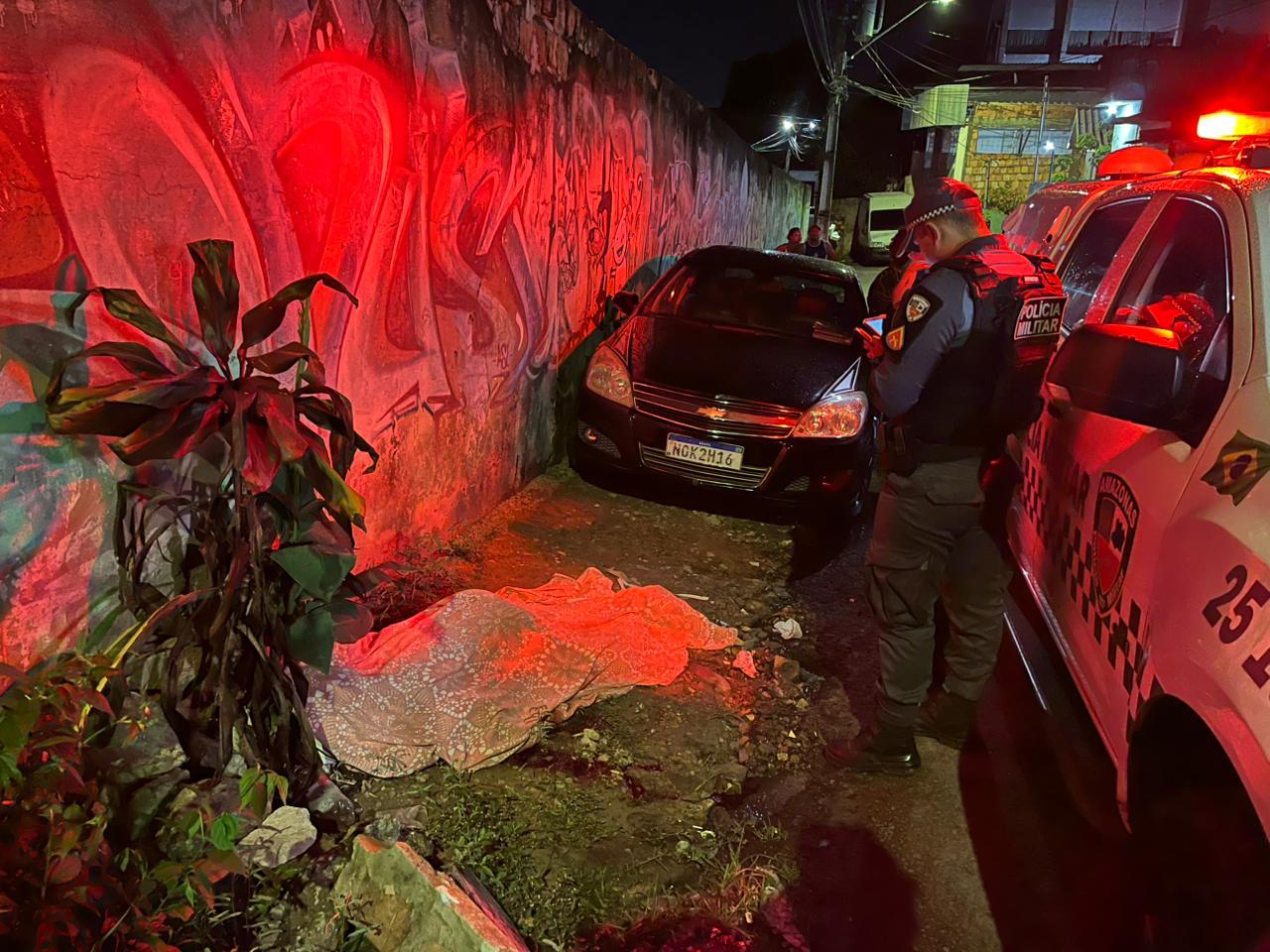 Foto de Caio Guarlotte sobre o caso do homem morto na zona Oeste de Manaus