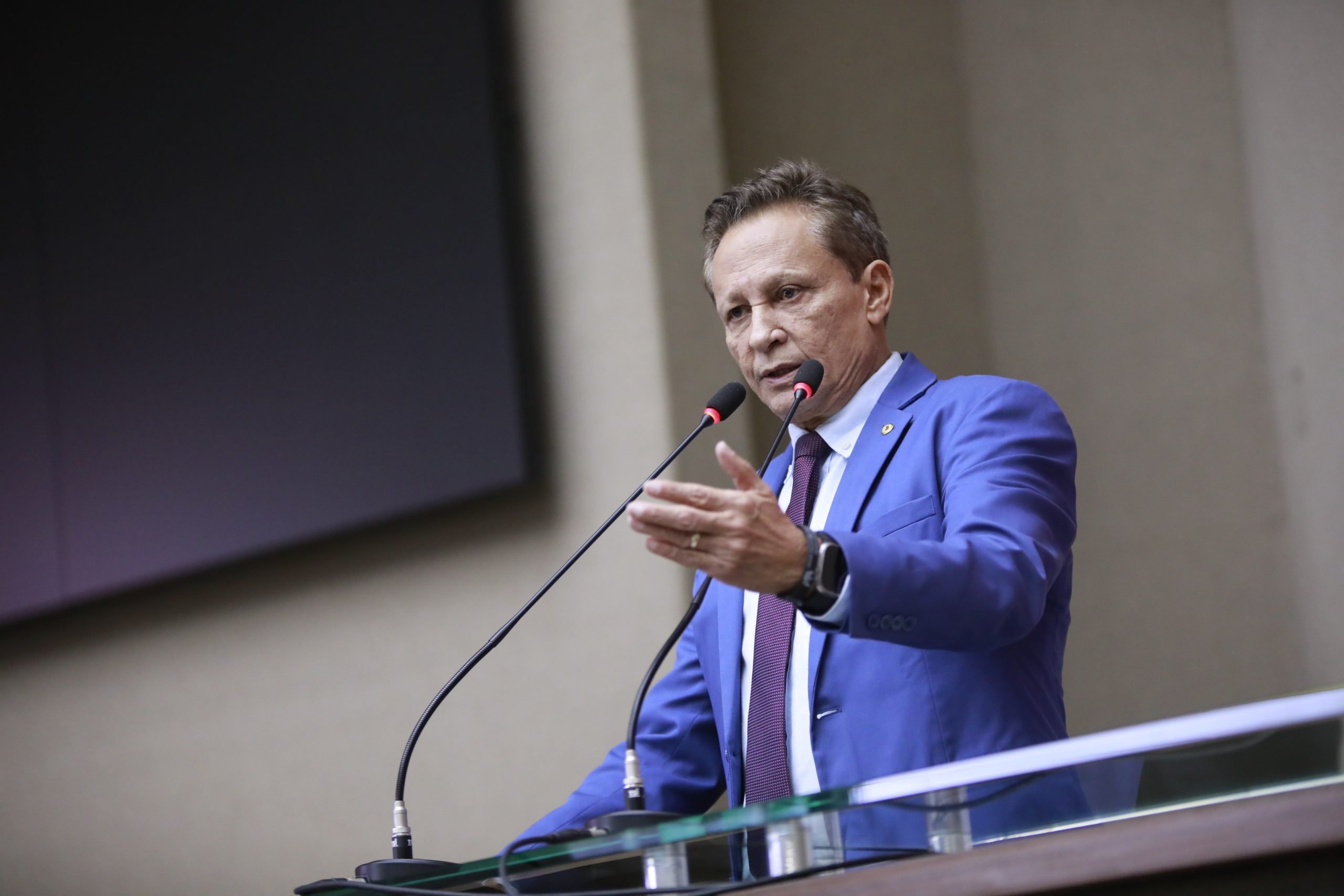 deputado adjuto afonso durante sessao na assembleia legislativa do amazonas