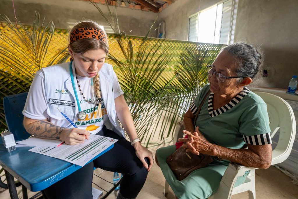 Profissionais de saúde em ação voluntária atendendo comunidades na região da amazônia