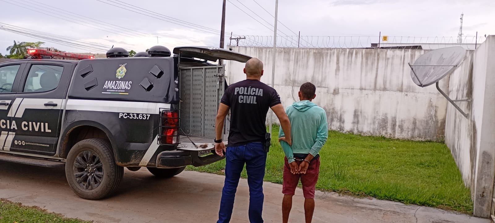 Policiais civis realizando a prisão de um homem suspeito de furtos em série no município de Caapiranga no interior do Amazonas
