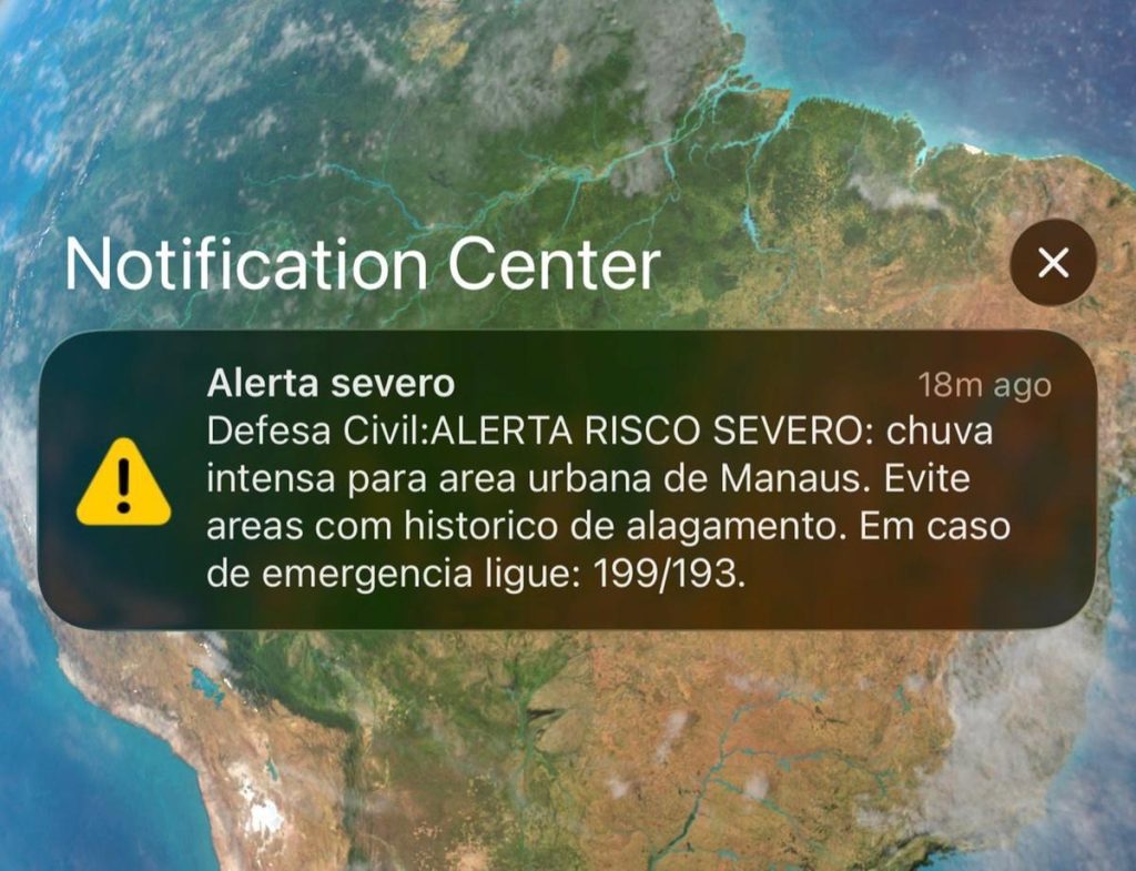 Vista de chuva forte e céu nublado em Manaus durante alerta da Defesa Civil.