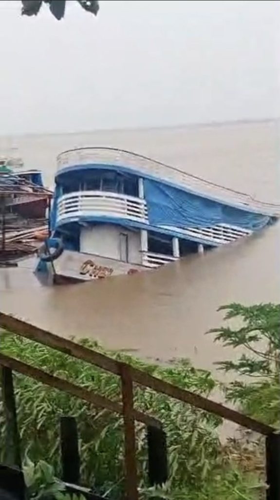 Barco de recreio naufragando nas águas do rio em Manacapuru no interior do Amazonas