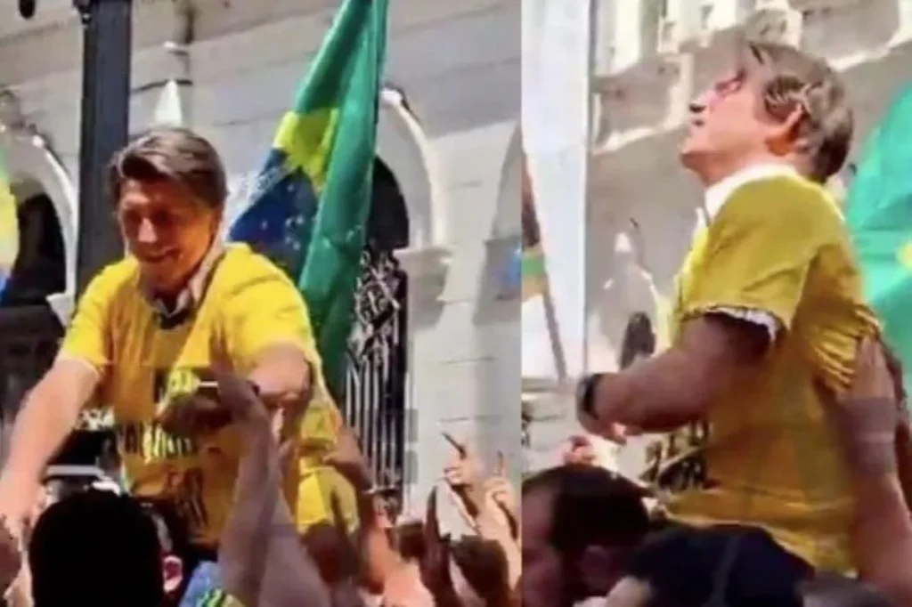 Ator Jim Caviezel caracterizado como Jair Bolsonaro com a faixa presidencial no pôster do filme Dark Horse