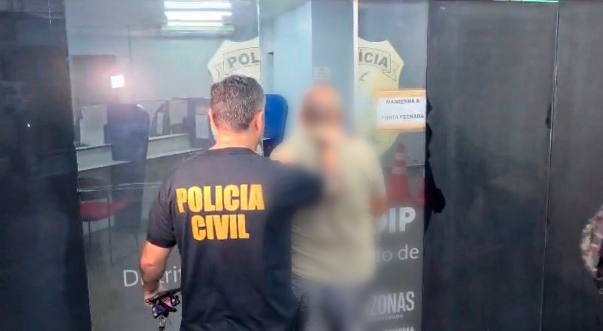 Materiais apreendidos pela Polícia Civil em laboratório de drogas localizado dentro de um condomínio de luxo em Manaus.