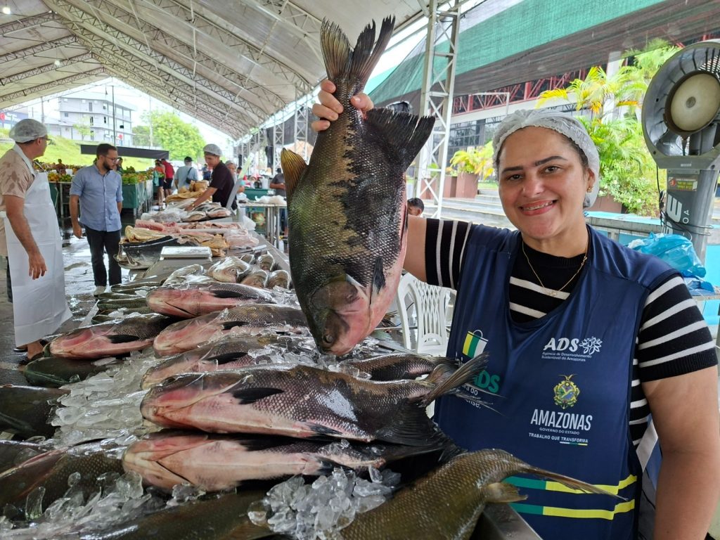 Piscicultores comercializando peixes frescos durante o Feirão do Pescado em Manaus.