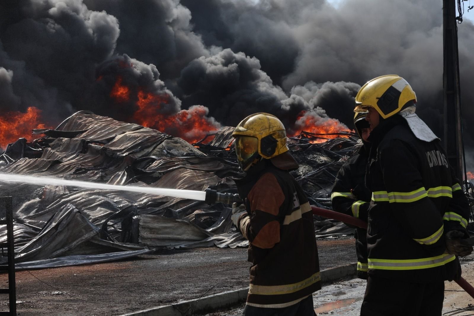 Militares do Corpo de Bombeiros do Amazonas em operação de atendimento e prevenção em viatura oficial no estado.