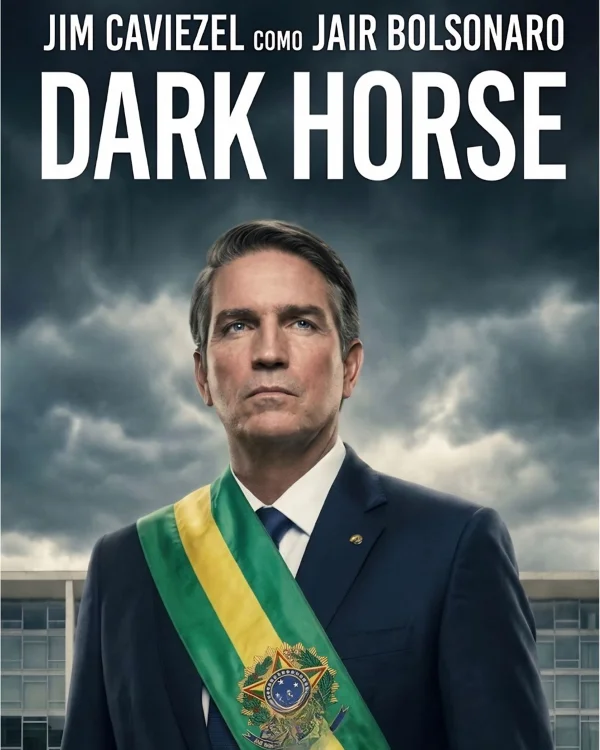 Ator Jim Caviezel caracterizado como Jair Bolsonaro com a faixa presidencial no pôster do filme Dark Horse