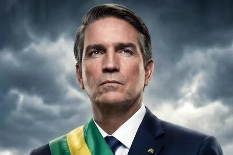 Ator Jim Caviezel caracterizado como Jair Bolsonaro com a faixa presidencial no pôster do filme Dark Horse