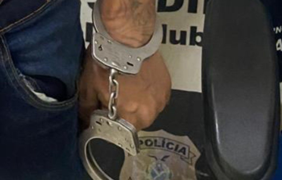 Material apreendido com suspeito de tráfico de drogas em Iranduba incluindo entorpecentes e balança de precisão.