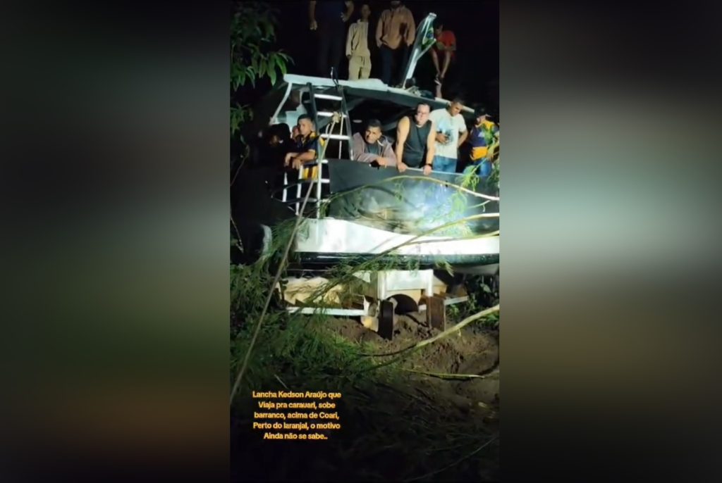 Lancha de passageiros Expresso Kedson Araujo 4 parada em meio a uma plantação de laranjas após sair do leito do rio no Amazonas.