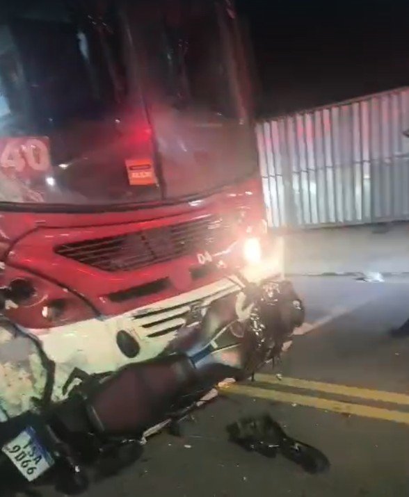 Acidente de trânsito envolvendo moto e ônibus no bairro Parque das Laranjeiras em Manaus.