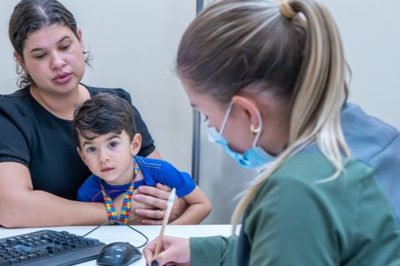 Profissionais de saúde em atendimento especializado para criança com autismo em unidade do SUS