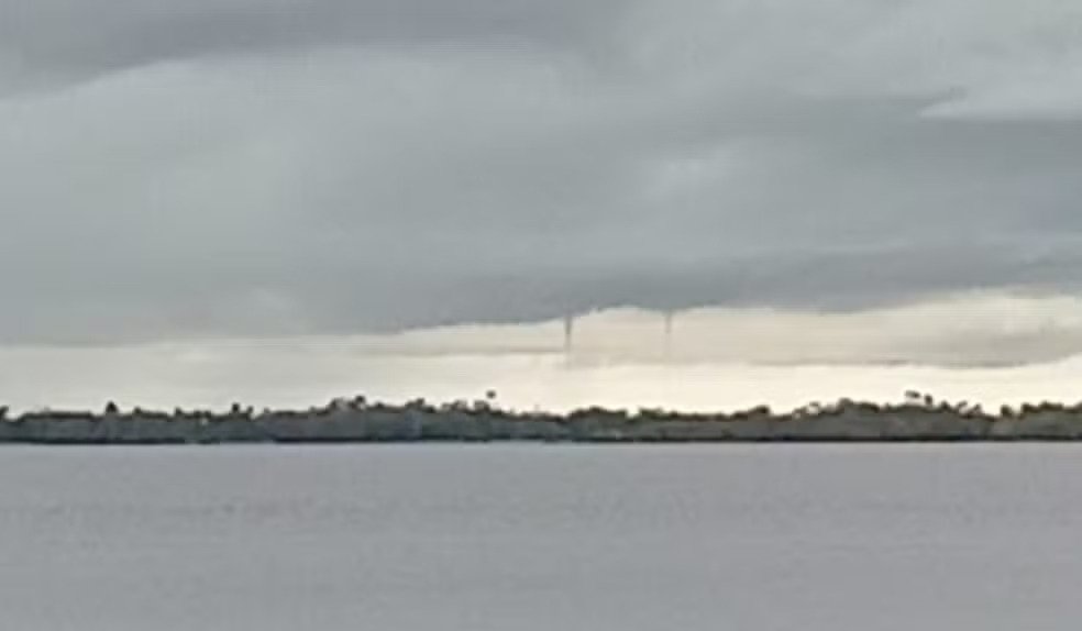 Vista de duas trombas d'água formadas sobre rio em Silves no Amazonas durante forte temporal.