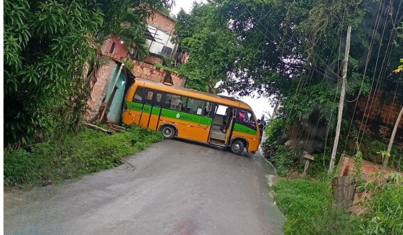 micro-ônibus amarelinho colidido contra casa na zona norte de manaus