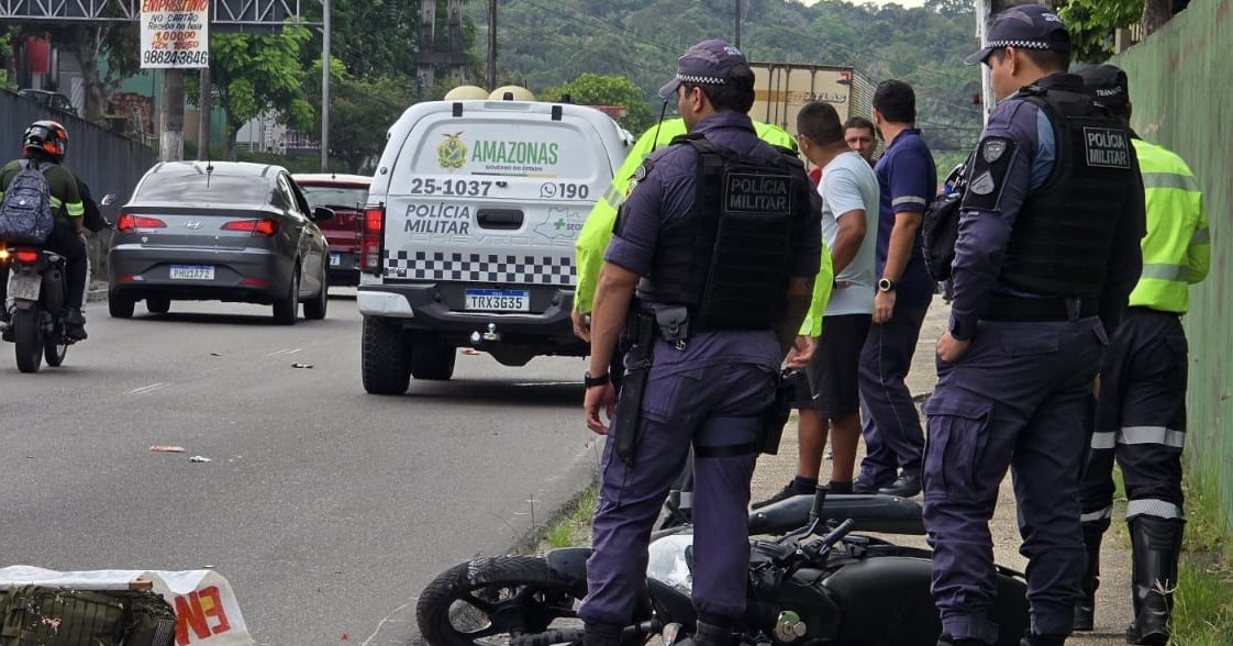 acidente entre carreta e motocicleta na avenida rodrigo otávio em manaus