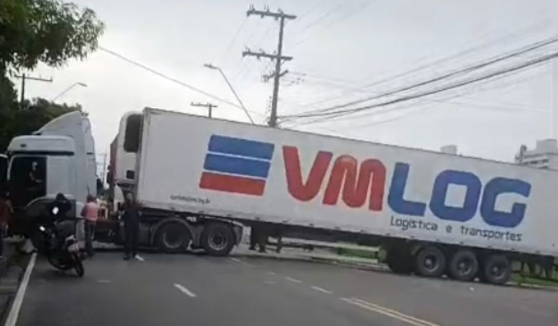 carreta atravessada na avenida Pedro Teixeira em Manaus