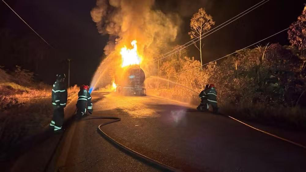 Incêndio em caminhão-tanque na BR-174