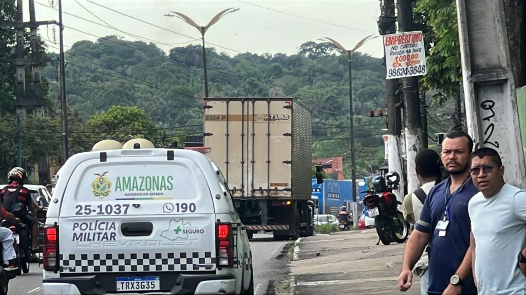 acidente entre carreta e motocicleta na avenida rodrigo otávio em manaus