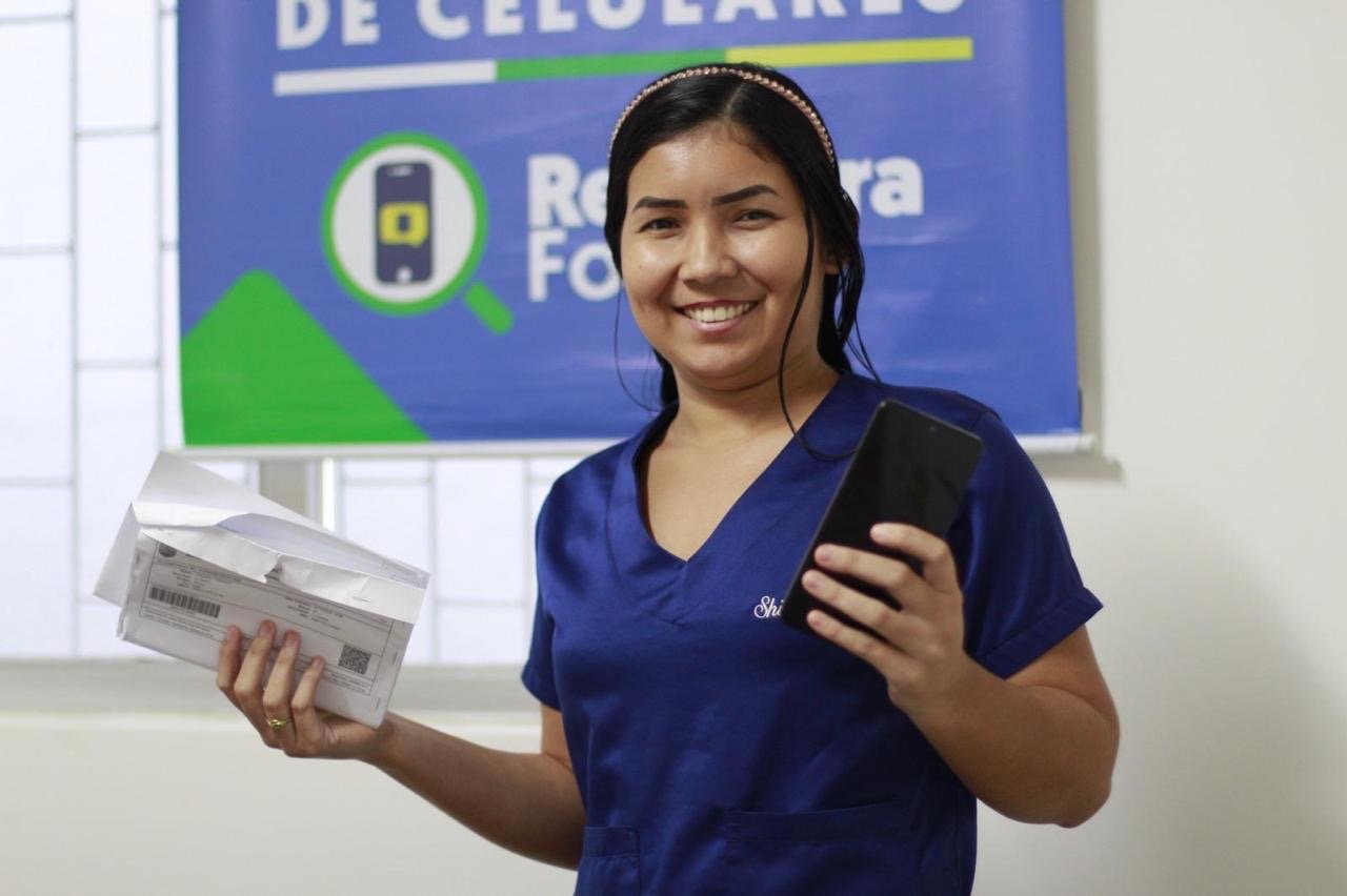 foto de divulgação sobre o programa RecuperaFone e entrega de celulares