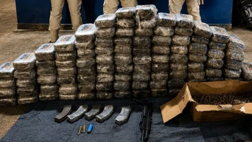 apreensão de maconha e armas pela PRF na BR-230 em Humaitá