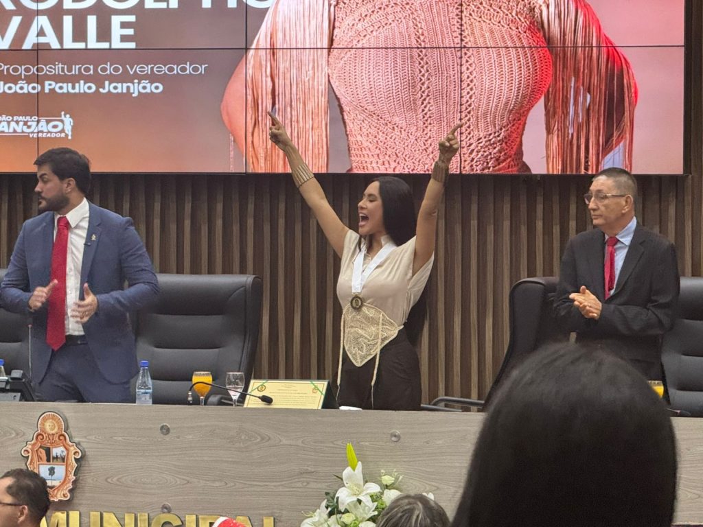 Isabelle Nogueira recebendo medalha na Câmara Municipal de Manaus