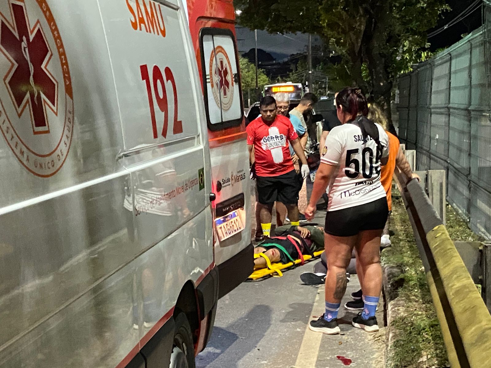 acidente entre motocicleta e carro de aplicativo em manaus