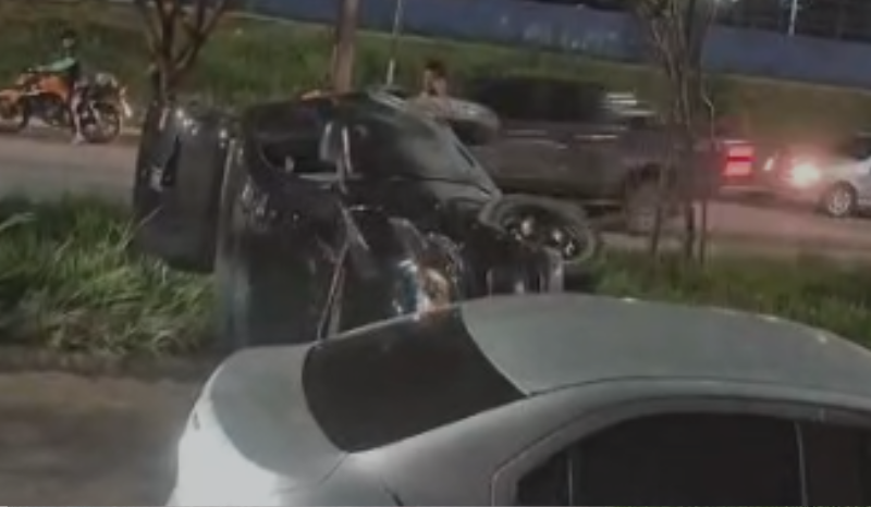 foto de acidente com carro capotado na zona norte de manaus
