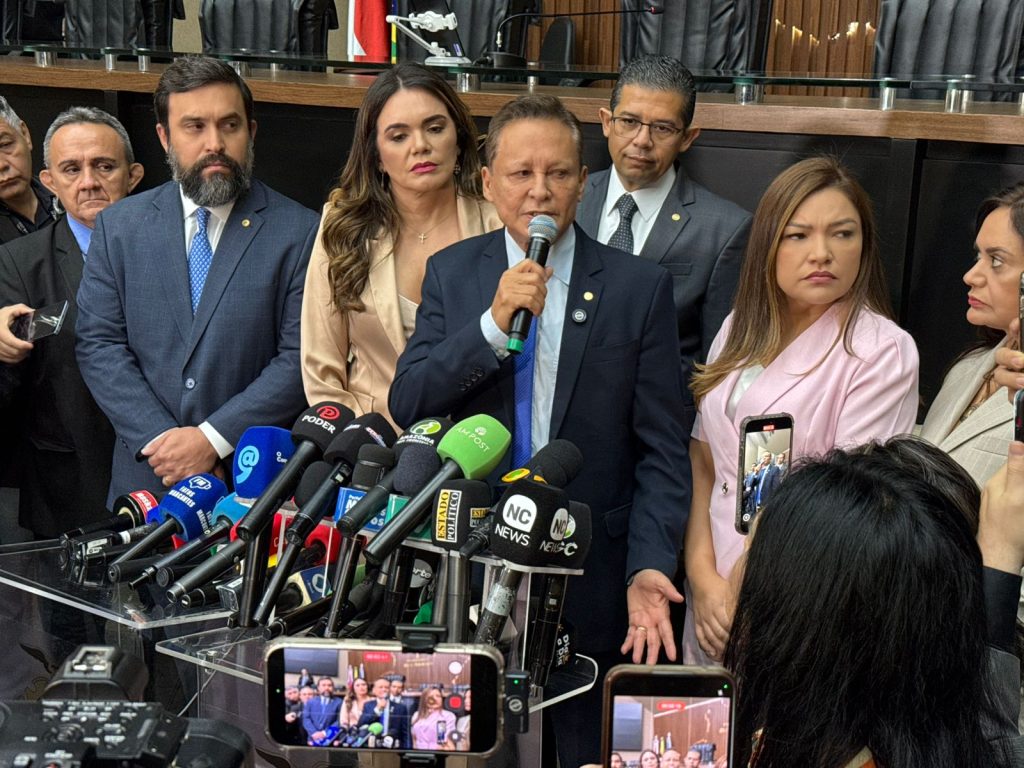 Deputado adjuto afonso durante coletiva na aleam