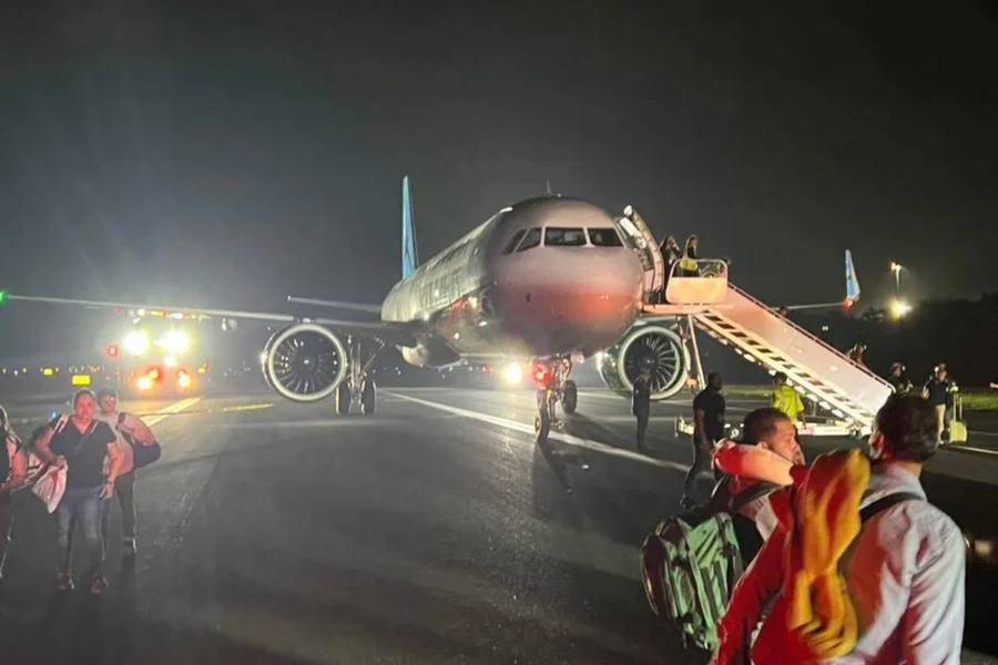 acidente com avião da frontier airlines no aeroporto de denver