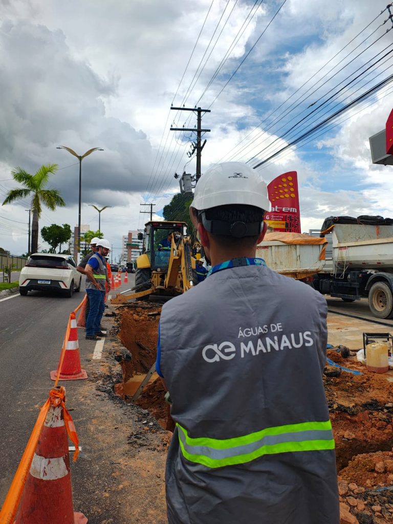 Foto do vazamento em adutora na zona Oeste de Manaus