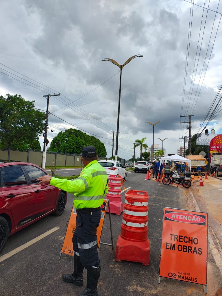 Foto do vazamento em adutora na zona Oeste de Manaus
