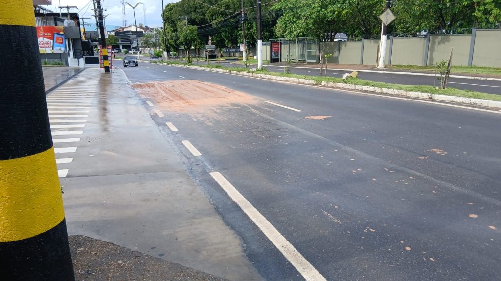 Foto do vazamento em adutora na zona Oeste de Manaus