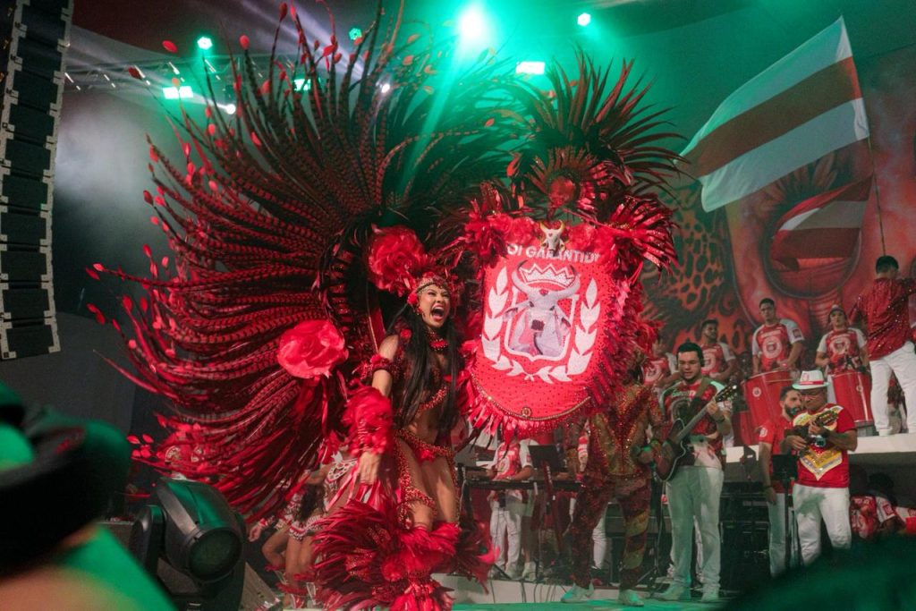 Alvorada do Boi Garantido em Parintins com multidão e decoração em vermelho e branco