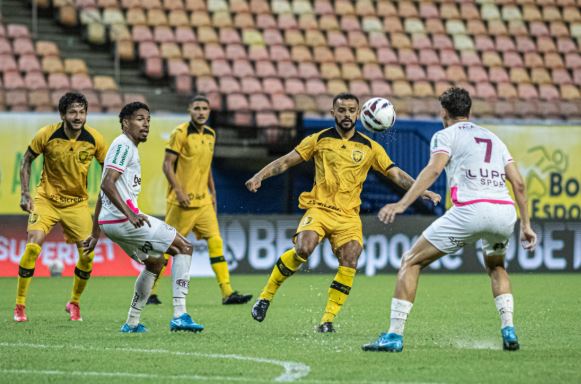 Amazonas FC em jogo contra a Ferroviária-SP no Estádio Carlos Zamith