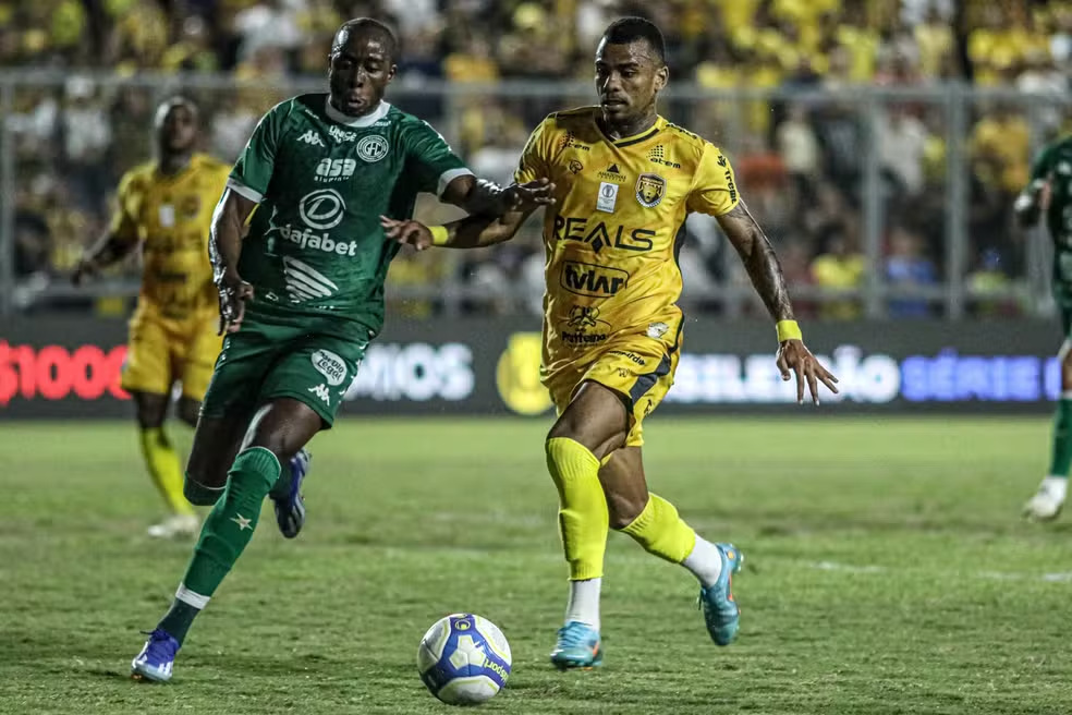 Jogadores do Amazonas FC em campo durante partida oficial contra o Guarani pela Série C