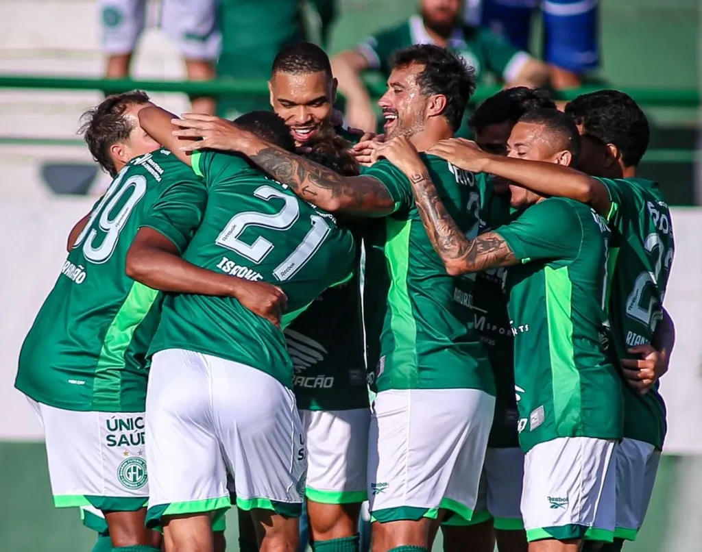 Jogadores em campo durante a goleada do Guarani sobre o Amazonas FC pela Série C do Campeonato Brasileiro.